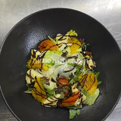 Izgara Hellim Peynir Salatası