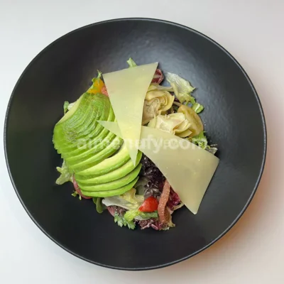 Enginar ve Avokado Salatası