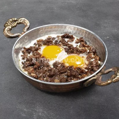 Sahanda Yumurta Pastırma, Sucuk veya Kavurmalı